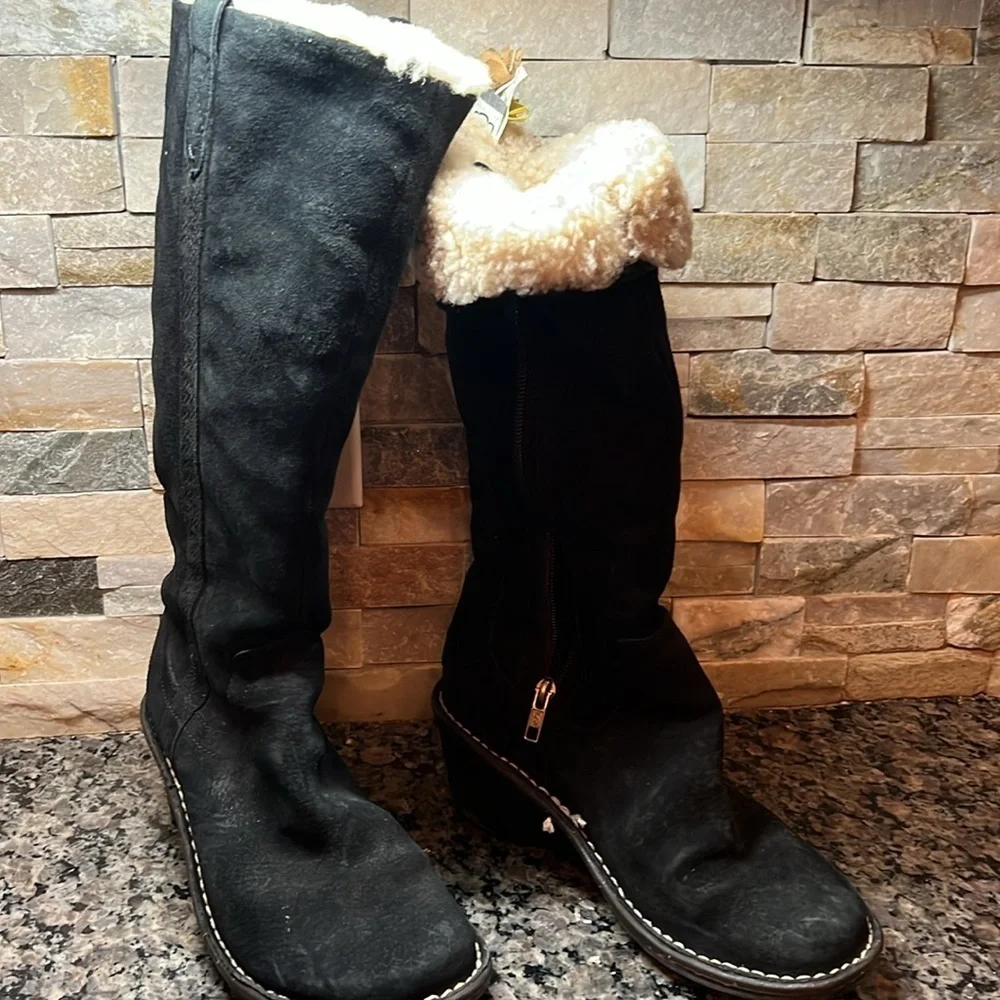 Ugg leather waterproof boots EUC 8